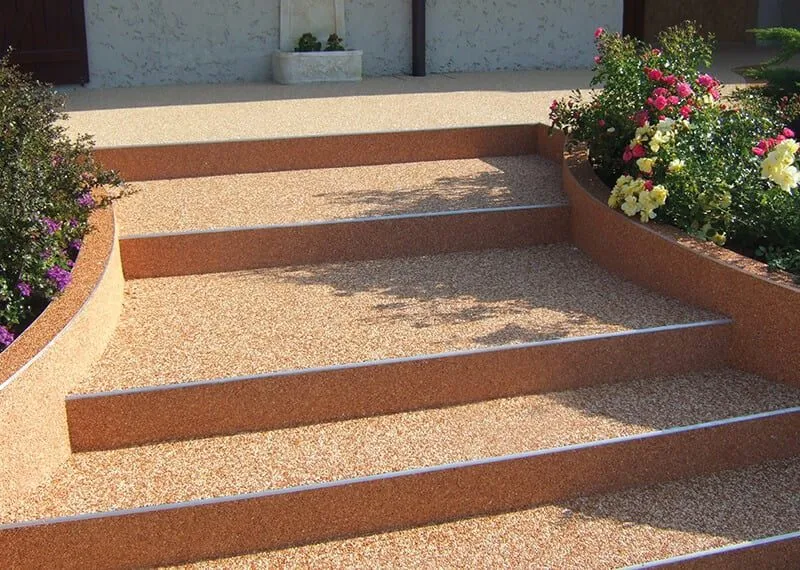 Escalier en moquette de pierre saumon et bacs de fleurs