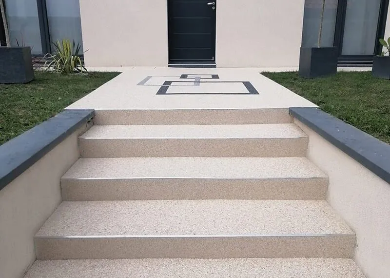 Escalier en moquette de pierre avec motif g&eacute;om&eacute;trique