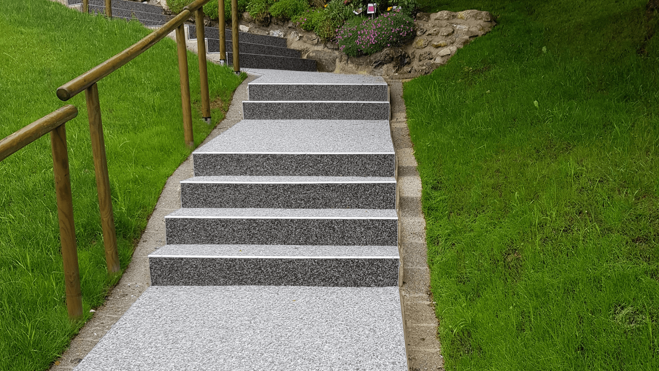 Escalier gris en moquette de pierre