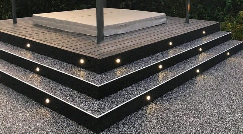 Escalier en moquette de pierre avec ilot