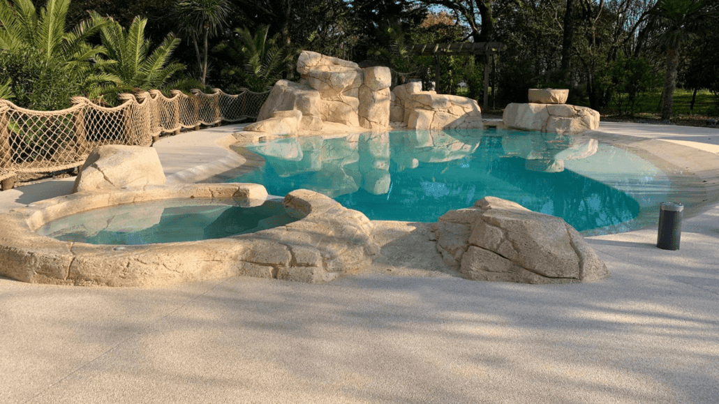 Plage piscine en moquette de pierre