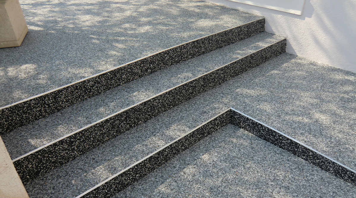 Escalier extérieur en tapis de pierre