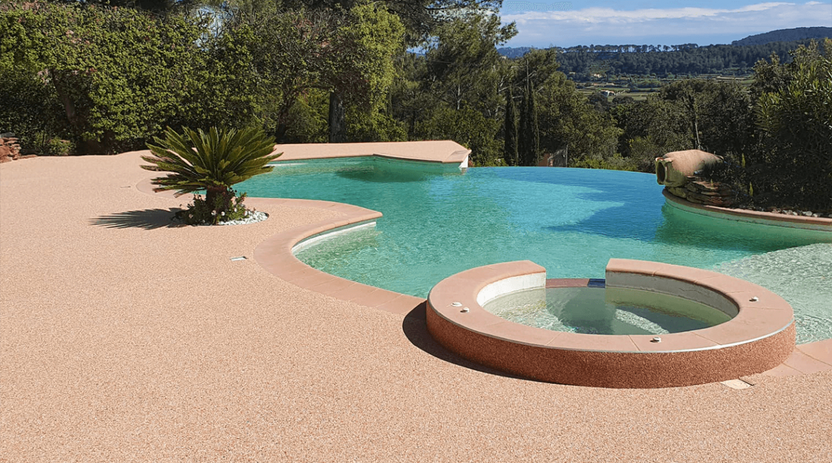 Plage de piscine en tapis de pierre