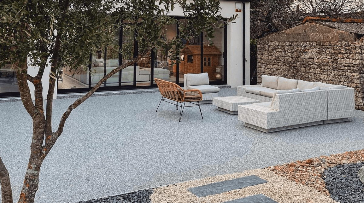 Terrasse en tapis de pierre posée par VY&CO