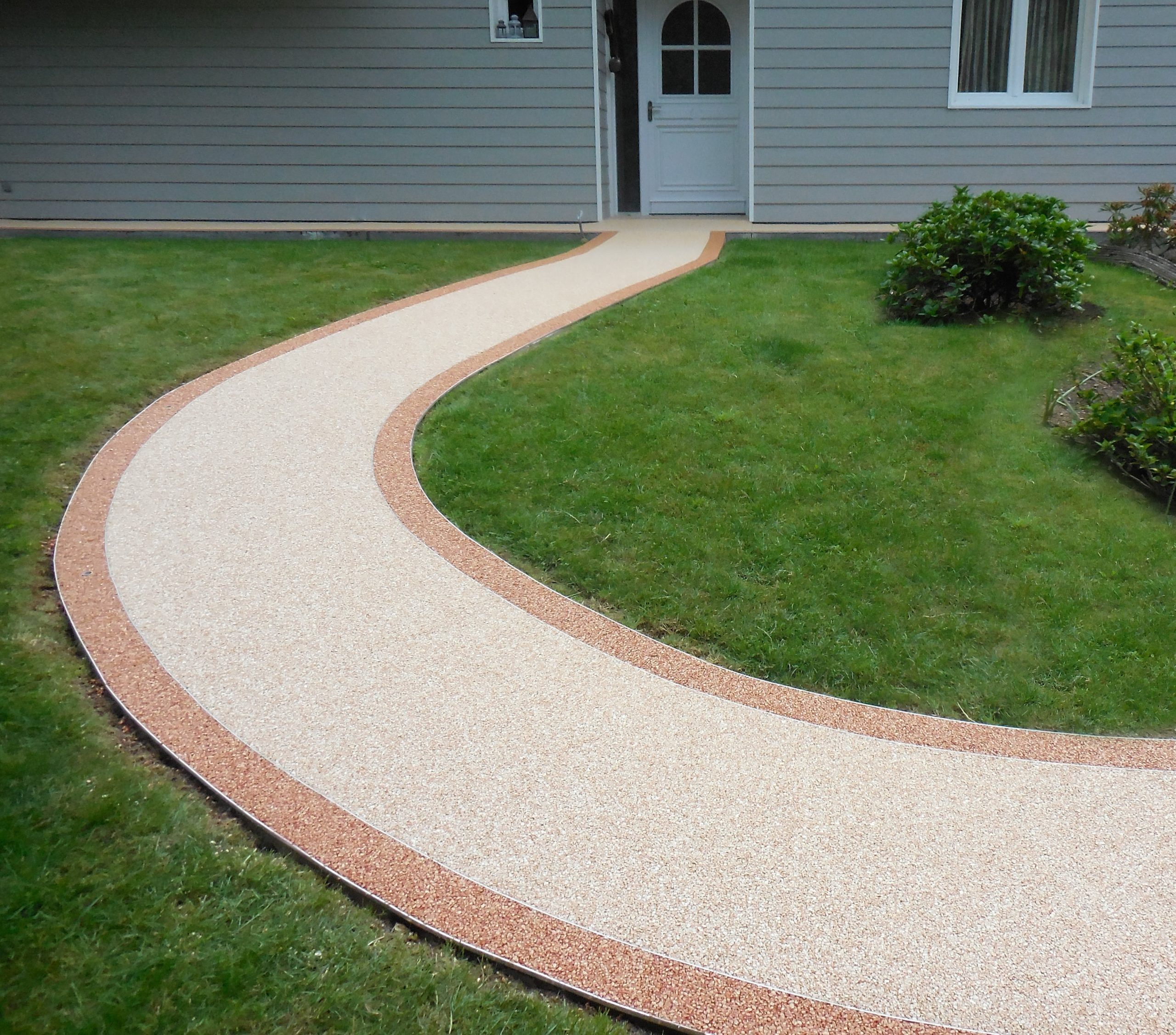 Terrasse extérieure avec revêtement en moquette de pierre